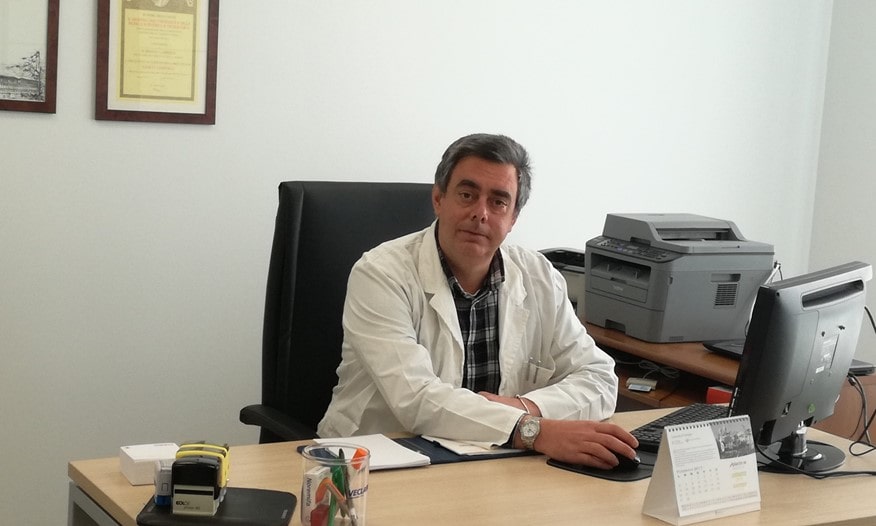dottor Gabriele Sormani nel suo ambulatorio